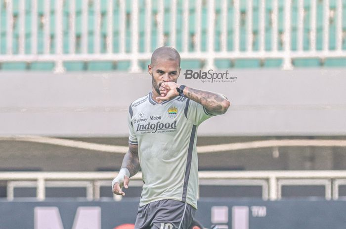 Striker Persib Bandung, David da Silva, tampak sedang melakukan selebrasi seusai mencetak gol dalam laga uji coba di Stadion Pakansari, Bogor, Jawa Barat, 27 November 2022.