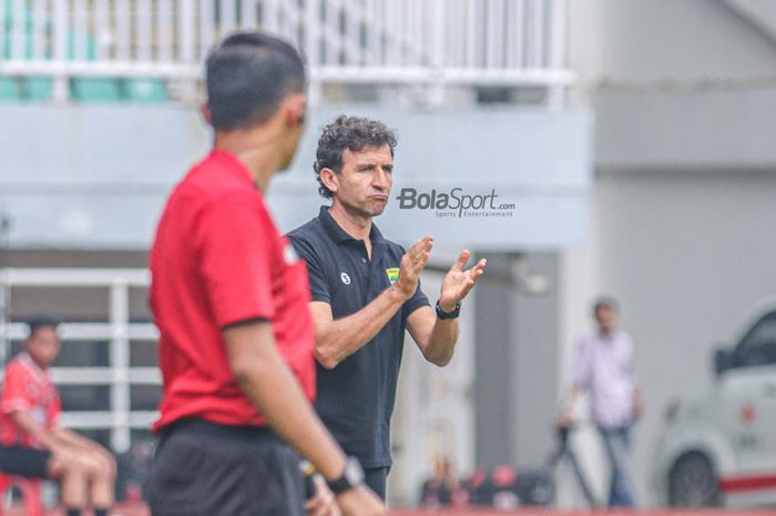 Pelatih Persib Bandung, Luis Milla, sedang memberikan apresiasi lewat tepuk tangan kepada para pemainnya bertanding dalam laga uji coba di Stadion Pakansari, Bogor, Jawa Barat, 27 November 2022.