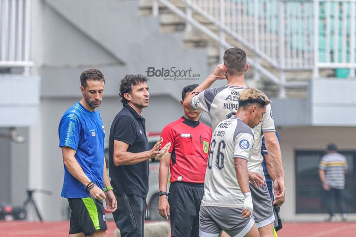 Pelatih Persib Bandung, Luis Milla, sedang memberikan intruksi kepada para pemainnya bertanding dalam laga uji coba di Stadion Pakansari, Bogor, Jawa Barat, 27 November 2022.