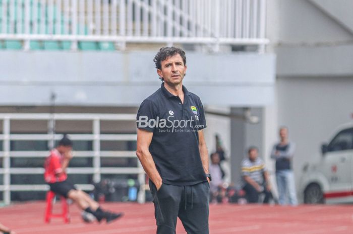 Pelatih Persib Bandung, Luis Milla, tampak sedang mengamati para pemainnya bertanding dalam laga uji coba di Stadion Pakansari, Bogor, Jawa Barat, 27 November 2022.