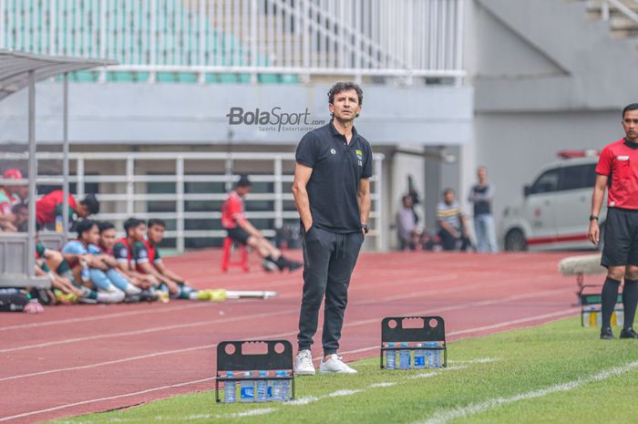 Pelatih Persib Bandung, Luis Milla, tampak sedang mengamati para pemainnya bertanding dalam laga uji coba di Stadion Pakansari, Bogor, Jawa Barat, 27 November 2022.