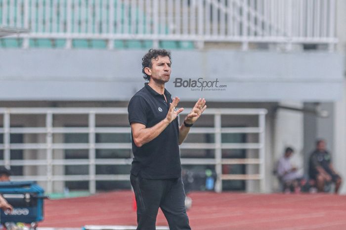 Pelatih Persib Bandung, Luis Milla, sedang memberikan intruksi kepada para pemainnya bertanding dalam laga uji coba di Stadion Pakansari, Bogor, Jawa Barat, 27 November 2022.