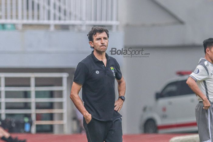 Pelatih Persib Bandung, Luis Milla, tampak sedang mengamati para pemainnya bertanding dalam laga uji coba di Stadion Pakansari, Bogor, Jawa Barat, 27 November 2022.