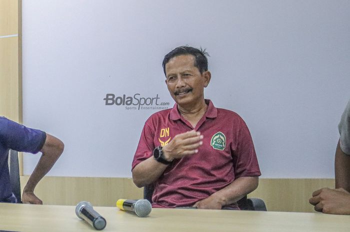 Pelatih Persikabo 1973, Djadjang Nurdjaman, sedang memberikan keterangan saat jumpa pers di Stadion Pakansari, Bogor, Jawa Barat, 27 November 2022.