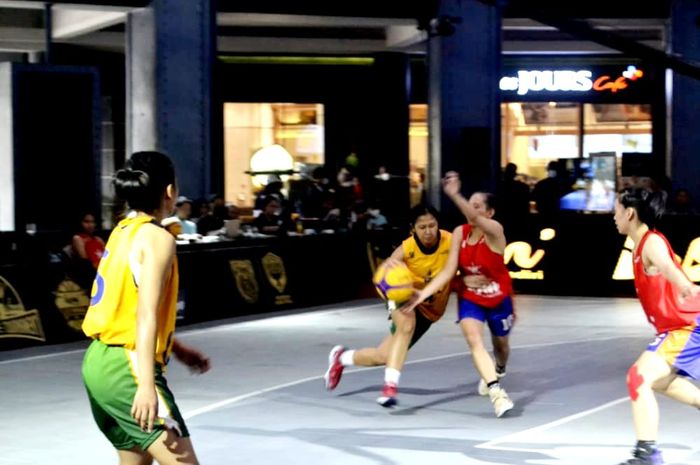 Salah satu pertandingan bola basket 3x3 Livin by Mandiri Tournamen 2022 