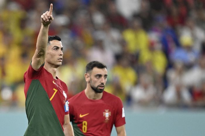 Cristiano Ronaldo dan Bruno Fernandes dalam duel Piala Dunia 2022 antara timnas Portugal vs Ghana di Stadion 974 (24/11/2022).