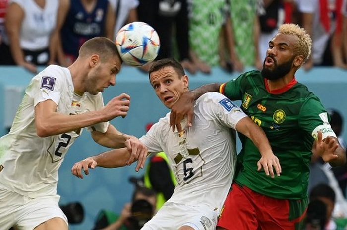 Bek Serbia Strahinja Pavlovic (2) menanduk bola pada pertandingan Grup G Piala Dunia 2022 melawan Kamerun, Senin (28/11/2022) di Stadion Al Janoub, Qatar.