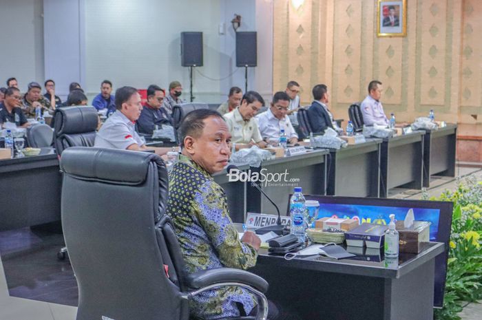 Menteri Pemuda dan Olahraga Republik Indonesia, Zainudin Amali (kiri), sedang memimpin rapat koordinasi penyelenggaraan Sepak Bola Liga 1 di Auditorium Kemenpora, Senayan, Jakarta,  28 November 2022.