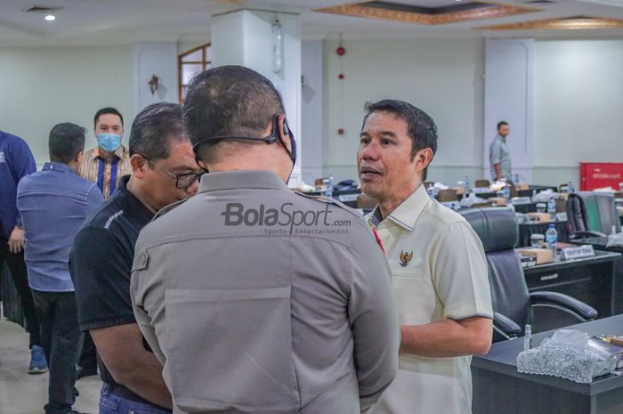 Sekretaris Jendral (Sekjen) PSSI, Yunus Nusi (kanan), tampak sedang berkomunikasi saat tiba di Auditorium Kemenpora, Senayan, Jakarta,  28 November 2022.