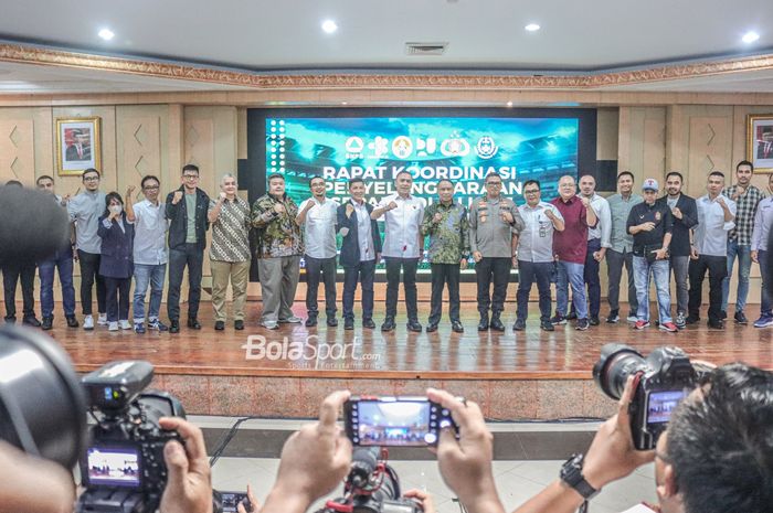 Ambono Janurianto, Ardian Setya Negara, Ferry Paulus, Mochamad Iriawan, Zainudin Amali, Agung Setya Imam Effendi, dan lain lain sedang berfoto bersama di Auditorium Kemenpora, Senayan, Jakarta,  28 November 2022.