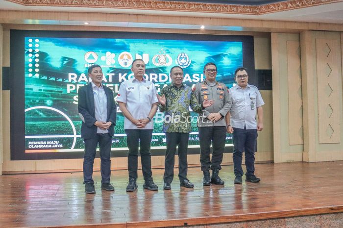 (Dari kiri ke kanan) Ferry Paulus, Mochamad Iriawan, Zainudin Amali, Agung Setya Imam Effendi, Fetiqo Asya, sedang berfoto bersama di Auditorium Kemenpora, Senayan, Jakarta,  28 November 2022.