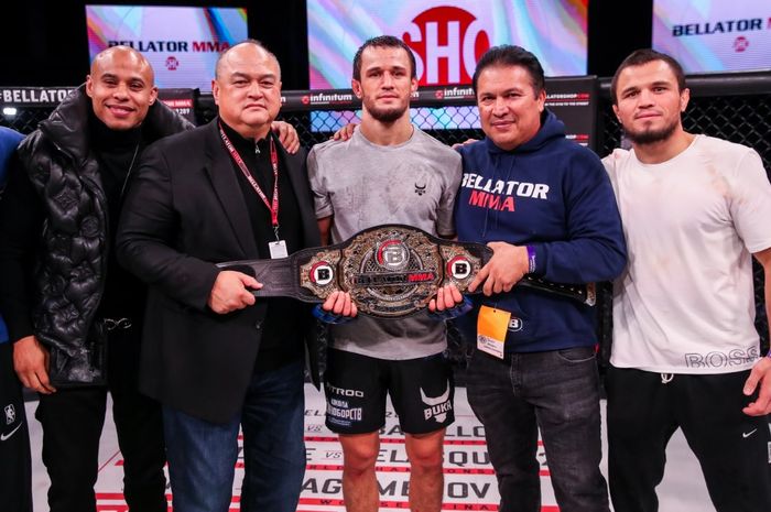 Sepupu Khabib, Usman Nurmagomedov (tengah), menjadi juara Bellator di bawah bimbingan Javier Mendez (kedua dari kanan).