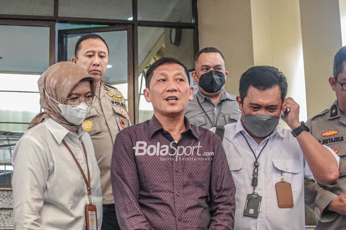 Direktur Utama PT LIB (Liga Indonesia Baru), Ferry Paulus (tengah), sedang memberikan keterangan kepada awak media di Mabes Polri, Jakarta, 29 November 2022.