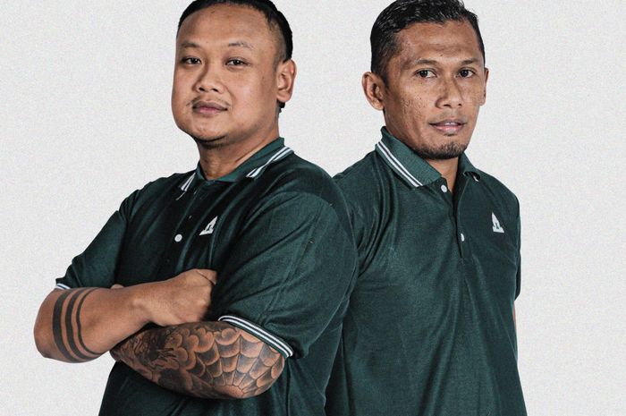 Manajer PSS Sleman, Dewanto Rahadmoyo (kiri)