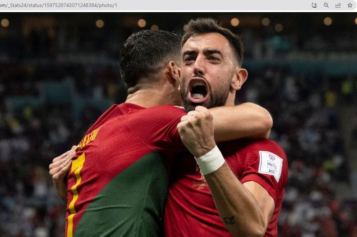 Bruno Fernandes merayakan gol bersama Cristiano Ronaldo di ajang Piala Dunia 2022.