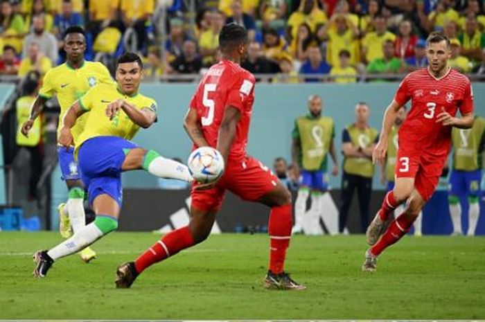 Gelandang Timnas Brasil, Casemiro, mencetak gol ke gawang Timnas Swiss pada laga Grup G Piala Dunia 2022.