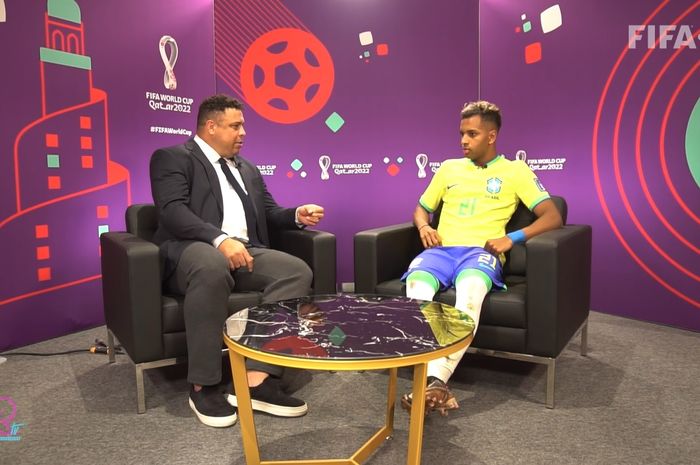 Rodrygo melakukan wawancara dengan Ronaldo Nazario usai laga Brasil vs Swiss di Piala Dunia 2022.