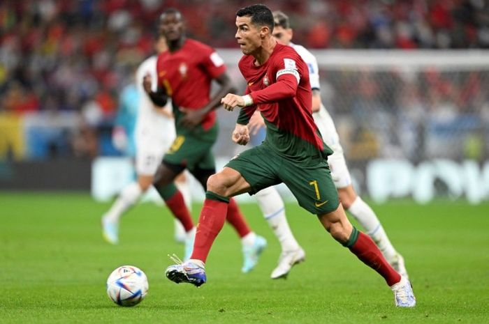 Kapten Portugal, Cristiano Ronaldo, dalam laga melawan Uruguay pada penyisihan grup Piala Dunia 2022.