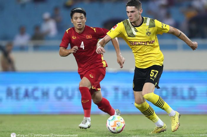 Suasana pertandingan antara timnas Vietnam melawan Borussia Dortmund di My Dinh Stadium, Hanoi, Rabu (30/11).