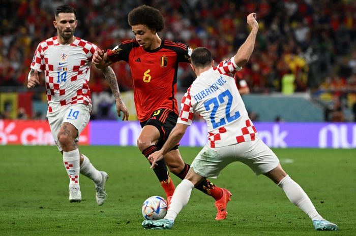 Gelandang timnas Belgia, Axel Witsel, berduel dengan bek timnas Kroasia, Josip Juranovic, pada partai ketiga Grup F Piala Dunia 2022, Kamis (1/12/202).