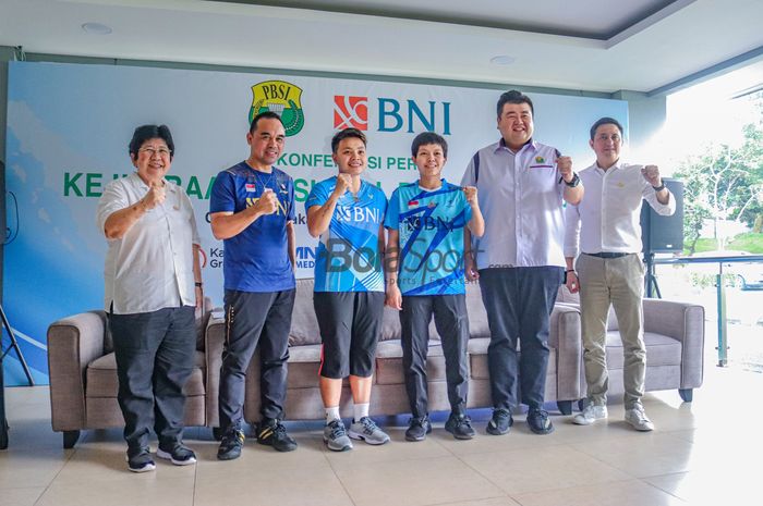 (Dari kiri ke kanan) Mimi Irawan, Rionny Mainaky, Apriyani Rahayu, Siti Fadia Silva Ramadhanti, Armand Darmaji, dan Ricky Soebagdja sedang hadir dalam jumpa pers Kejuaraan Nasional PBSI Tahub 2022 di Pelatnas PBSI, Cipayung, Jakarta Timur, 1 Desember 2022.