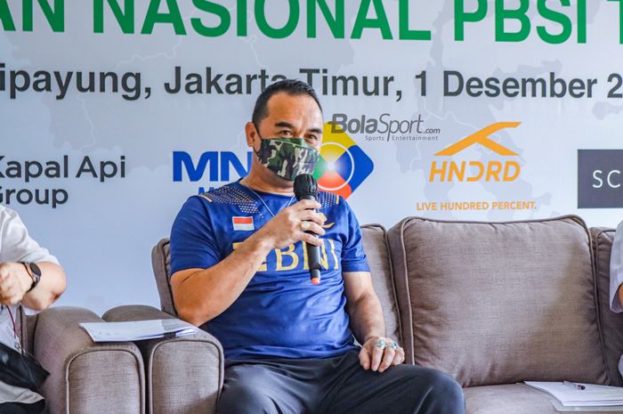 Kepala Bidang Pembinaan dan Prestasi PBSI, Rionny Mainaky, tampak sedang memberikan keterangan kepada awak media di Pelatnas PBSI, Cipayung, Jakarta Timur, 1 Desember 2022.