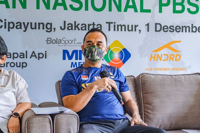 Kepala Bidang Pembinaan dan Prestasi PBSI, Rionny Mainaky, tampak sedang memberikan keterangan kepada awak media di Pelatnas PBSI, Cipayung, Jakarta Timur, 1 Desember 2022.