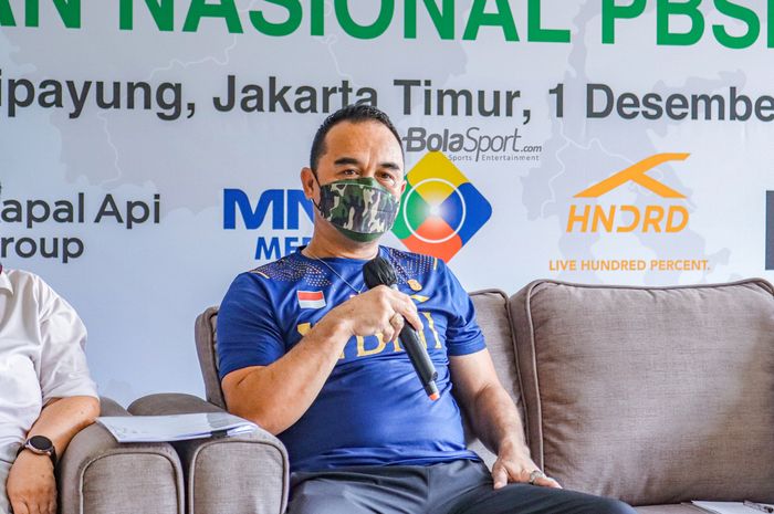 Kepala Bidang Pembinaan dan Prestasi PBSI, Rionny Mainaky, tampak sedang memberikan keterangan kepada awak media di Pelatnas PBSI, Cipayung, Jakarta Timur, 1 Desember 2022.