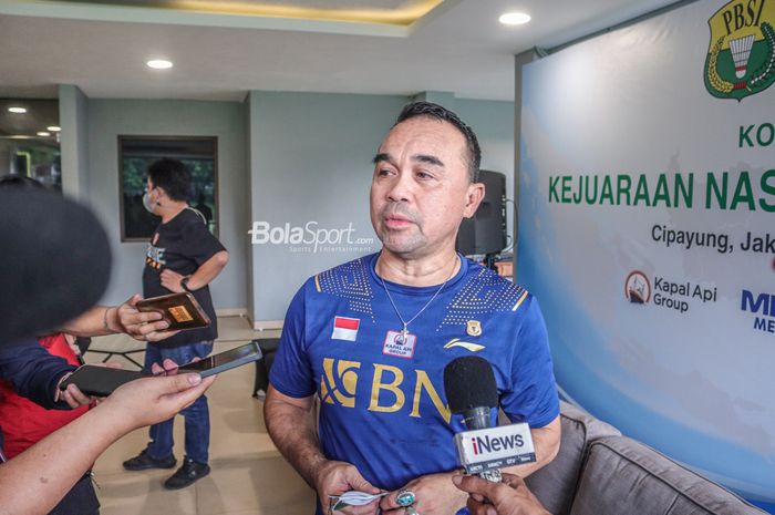 Kepala Bidang Pembinaan dan Prestasi PBSI, Rionny Mainaky, tampak sedang memberikan keterangan kepada awak media di Pelatnas PBSI, Cipayung, Jakarta Timur, 1 Desember 2022.