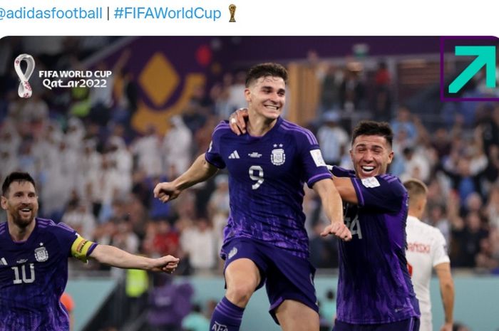 Julian Alvarez (tengah) dan Lionel Messi (kiri), merayakan keberhasilan Argentina lolos ke babak 16 besar Piala Dunia 2022 sebagai juara Grup C, Rabu (30/11/2022) di Doha.