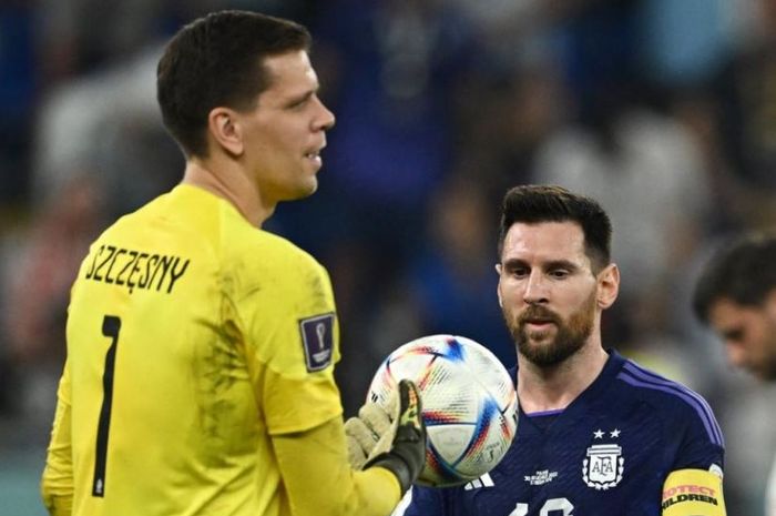 Kiper timnas Polandia, Wojciech Szczesny (kiri), dan kapten timnas Argentina, Lionel Messi (kanan).