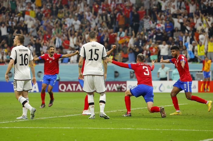 Para pemain timnas Kosta Rika merayakan gol Juan Pablo Vargas dalam laga Grup E Piala Dunia 2022 kontra timnas Jerman di Stadion Al Bayt, Kamis (1/12/2022).