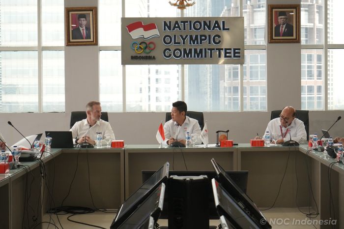 Ketua Umum NOC Indonesia, Raja Sapta Oktohari (tengah) saat rapat koordinasi di Kantor NOC Indonesia, Senayan, Jakarta, Jumat (2/12/2022).