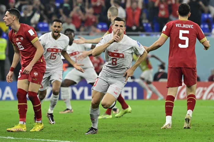 Gelandang timnas Swiss, Remo Freuler, merayakan gol ke gawang timnas Serbia dalam laga Grup G Piala Dunia 2022 di Stadion 974, Jumat (2/12/2022).