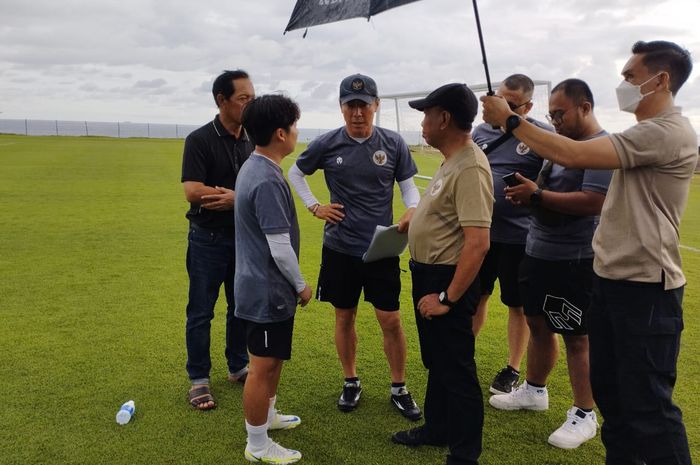 Menteri Pemuda dan Olahraga, Zainudin Amali, saat mengunjungi pemusatan latihan timnas Indonesia, Sabtu (3/12).