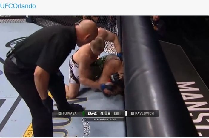 Aksi Sergei Pavlovich mengalahkan Tai Tuivasa pada UFC Orlando, Minggu siang (4/12/2022) WIB.