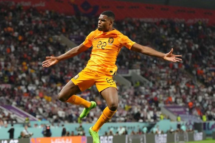 Bek timnas Belanda, Denzel Dumfries, merayakan gol yang dicetaknya ke gawang timnas Amerika Serikat pada babak 16 besar Piala Dunia 2022, Sabtu (3/12/2022).