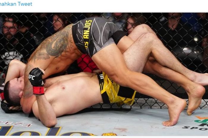Mantan juara kelas ringan, Rafael dos Anjos saat melayangkan kuncian ke lawannya, Bryan Barberena pada UFC Orlando Minggu siang (4/12/2022).