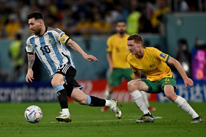 Kapten timnas Argentina, Lionel Messi, berebut bola dengan bek timnas Australia, Kye Rowles, dalam laga babak 16 besar Piala Dunia 2022 di Stadion Ahmad Bin Ali, Sabtu (3/12/2022).