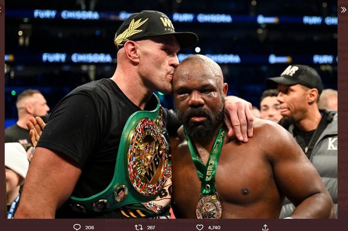 Petinju kelas berat Tyson Fury (kiri) usai menjalani laga melawan Derek Chisora (kanan), Minggu (4/12/2022)