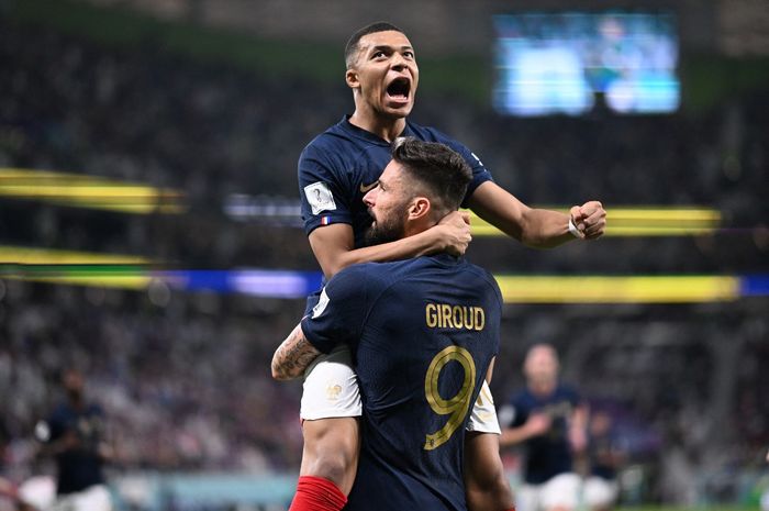 Kylian Mbappe (atas) dan Olivier Giroud merayakan gol dalam laga timnas Prancis vs Polandia pada duel Piala Dunia 2022 di Stadion Al Thumama, Doha (4/12/2022).