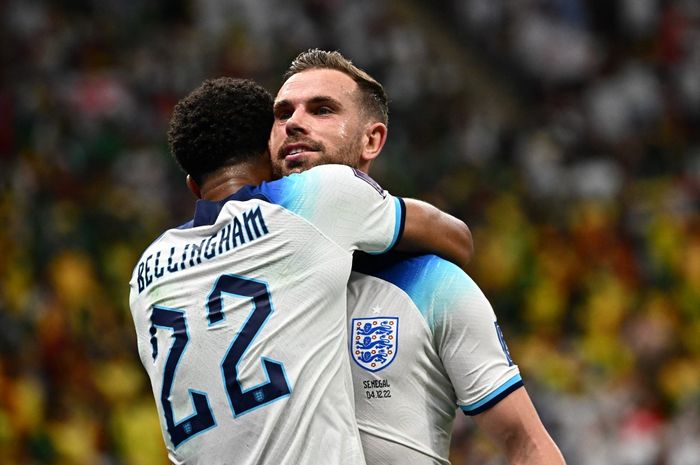 Gelandang timnas Inggris, Jordan Henderson, merayakan gol ke gawang timnas Senegal bersama Jude Bellingham dalam babak 16 besar Piala Dunia 2022 di Al Bayt Stadium, Minggu (4/12/2022).