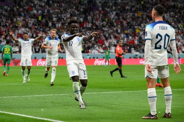 Penyerang Inggris, Bukayo Saka, merayakan gol yang dicetaknya bersama sang pemberi assist, Phil Foden, dalam laga babak 16 besar Piala Dunia 2022 melawan Senegal, Minggu (4/12/2022) di Al Bayt Stadium, Al Khor.