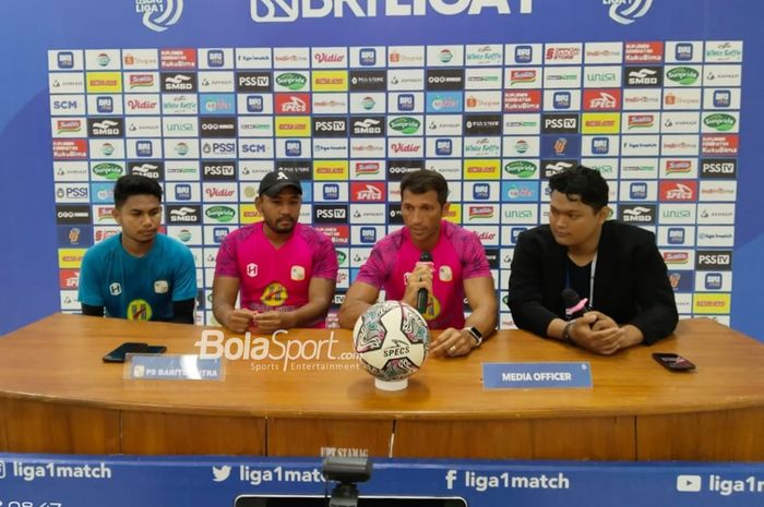 Pelatih Barito Putera, Rodney Goncalves (tengah), ditemani sang pemain bernama Ravi Saharil (paling kiri), sedang jumpa pers di Stadion Maguwoharjo, Sleman, Daerah Istimewa Yogyakarta, 5 Desember 2022.