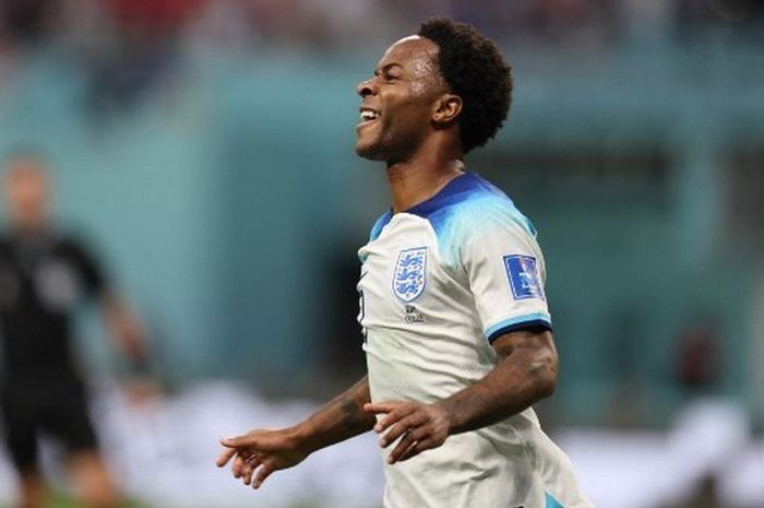 Winger timnas Inggris, Raheem Sterling, melakukan selebrasi seusai mencetak gol ke gawang Iran pada laga Grup B Piala Dunia 2022 Qatar, 21 November 2022. Terkini, Sterling absen dan menghilang dari skuad timnas Inggris pada laga 16 besar Piala Dunia 2022 kontra Senegal pada Senin (5/12/2022) dini ha