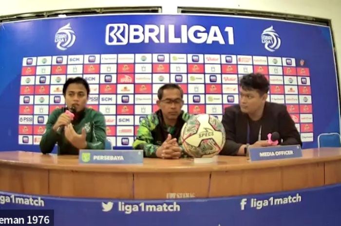 Pelatih Persebaya Aji Santoso dan Andre Oktaviansyah pada sesi konferensi pers jelang laga melawan Barito Putera pada Senin (5/12/2022)