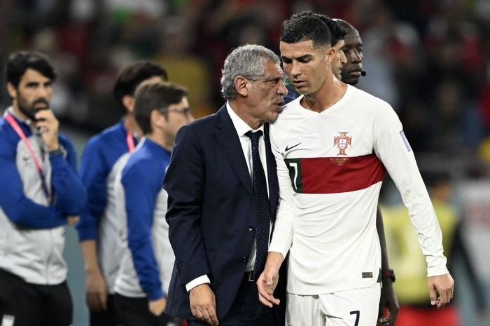 Fernando Santos menarik keluar Cristiano Ronaldo dalam duel Portugal vs Korea Selatan pada Piala Dunia di Education City, Al Rayyan (2/12/2022).