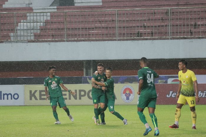 Ekspresi gembira Higor Vidal dan Sho Yamamoto setelah cetak gol kedua Persebaya lawan Barito Putera di Stadion Maguwoharjo, Sleman, Selasa (6/12/2022)