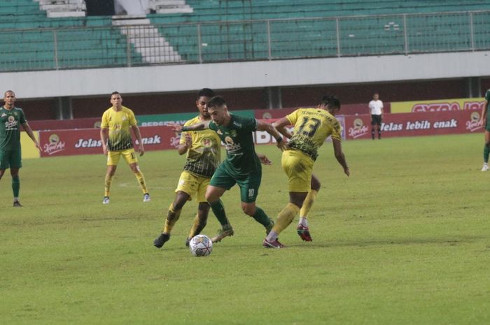 Duel Higor Vidal (Persebaya) dan Bayu Pradana (Barito Putera) di Stadion Maguwoharjo, Sleman, Selasa (6/12/2022)