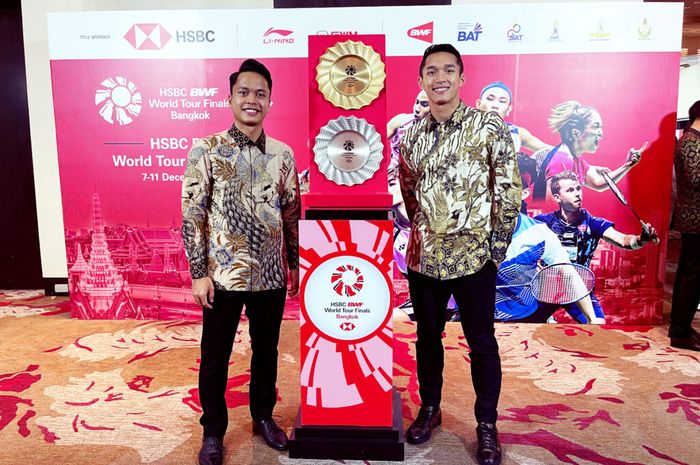 Pebulu tangkis tunggal putra Indonesia Anthony Sinisuka Ginting dan Jonatan Christie berpose di sela-sela Gala Dinner menuju BWF World Tour Finals 2022 di  Centara Grand and Bangkok Convention Center, Thailand, 5 Desember 2022.